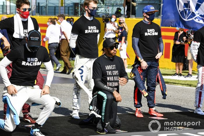 Lando Norris, McLaren, Lewis Hamilton, Mercedes-AMG F1, Charles Leclerc, Ferrari, Daniil Kvyat, AlphaTauri, Max Verstappen, Red Bull Racing, en apoyo de la campaña para el fin del racismo