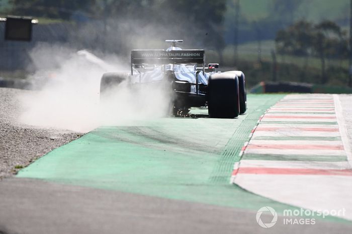 Daniil Kvyat, AlphaTauri AT01, deja un rastro de polvo