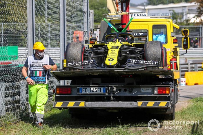 El coche de Daniel Ricciardo, Renault F1 Team R.S.20 tras una avería
