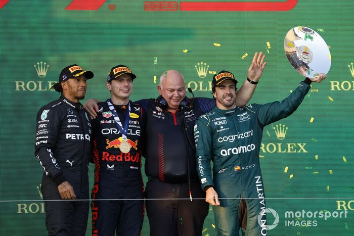 Lewis Hamilton, Mercedes-AMG2, segundo, Max Verstappen, Red Bull Racing, ganador, un miembro de Red Bull, y Fernando Alonso, Aston Martin F1 Team, tercero, en el podio