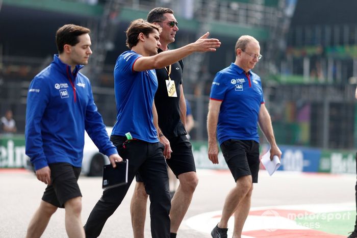 Pietro Fittipaldi, Haas F1 Team, camina por la pista con Max Papis