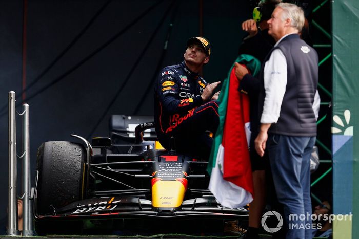 Max Verstappen, Red Bull Racing, 1ª posición, en Parc Ferme