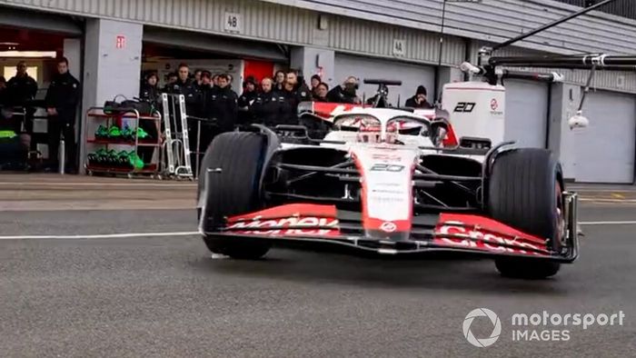 El Haas-V-F-23 sale a pista