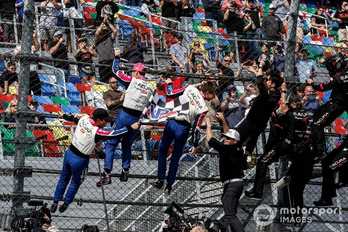 #60 Meyer Shank Racing c/ Curb Agajanian Acura ARX-06: Tom Blomqvist, Colin Braun, Helio Castroneves, Simon Pagenaud celebrando su victoria