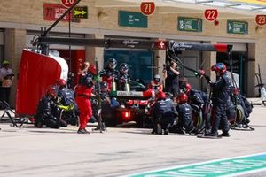 Zhou Guanyu, Alfa Romeo C43, en el pit lane para una parada en boxes