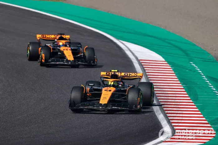 Lando Norris, McLaren MCL60, Oscar Piastri