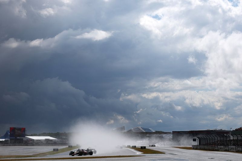 Lewis Hamilton, Ferrari, Esteban Ocon, Haas F1 Team
