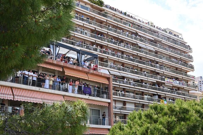 Los aficionados observan la sesión desde sus balcones