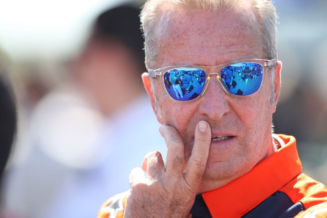 El francés Herve Poncharal, propietario del equipo Tech3 KTM Racing, en la parrilla de MotoGP.