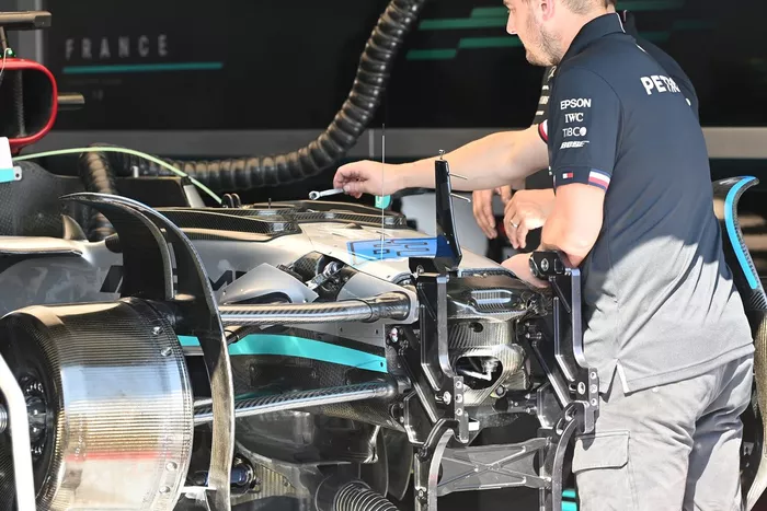 Detalle de la parte frontal del Mercedes W13