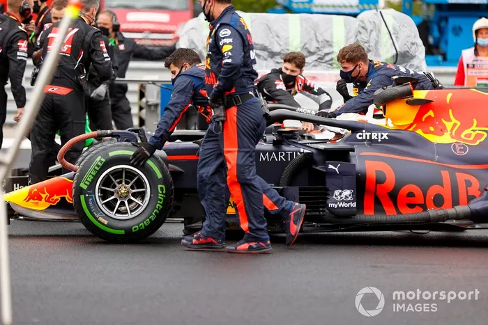 Monoplaza de Max Verstappen, Red Bull Racing RB16 es reparado tras chocar previo a la carrera