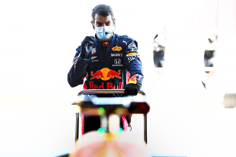 Chris Gent trabaja en el box de Red Bull
