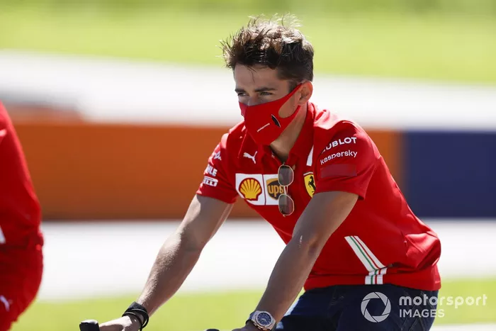 Charles Leclerc, Ferrari pasea por el Red Bull Ring en bici