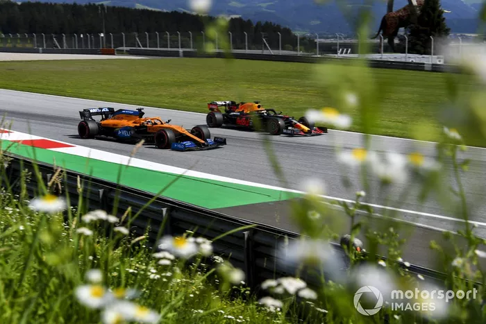 Max Verstappen, Red Bull Racing RB16, devant Carlos Sainz Jr., McLaren MCL35