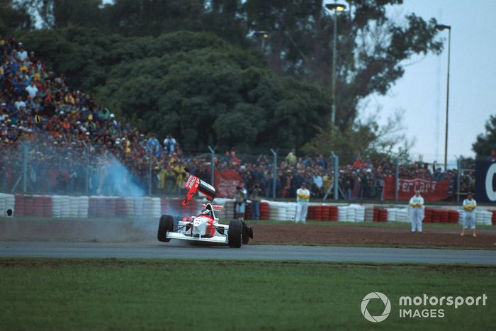 Mika Hakkinen, Mclaren  MP4-10, se retira tras una colisipon con Eddie Irvine