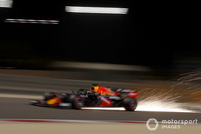 Chispas del coche de Max Verstappen, Red Bull Racing RB16B