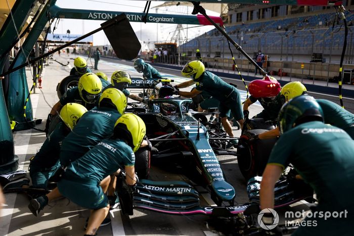 Sebastian Vettel, Aston Martin AMR21, en boxes durante los entrenamientos