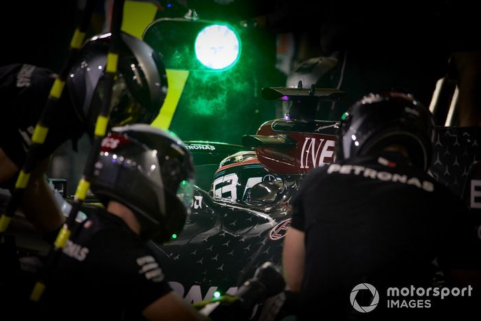 George Russell, Mercedes F1 W11 pit stop