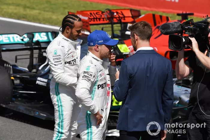 Ganador de la pole Valtteri Bottas, Mercedes AMG F1, y Lewis Hamilton, Mercedes AMG F1, son entrevistados por Jenson Button, Sky Sports F1, después de la calificación.