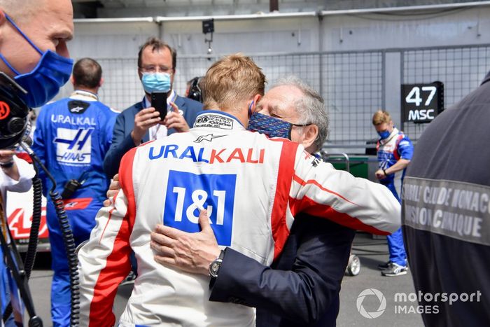 Mick Schumacher, Haas F1, con Jean Todt, Presidente de la FIA