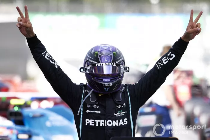 Lewis Hamilton, Mercedes, primera posición, lo celebra en el Parque Cerrado