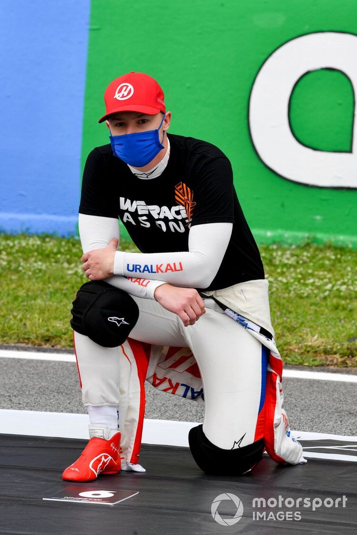 Nikita Mazepin, Haas F1, se arrodilla