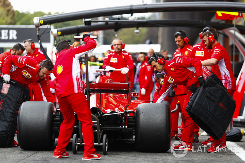 Kimi Raikkonen, Ferrari SF71H, makes a pit stop