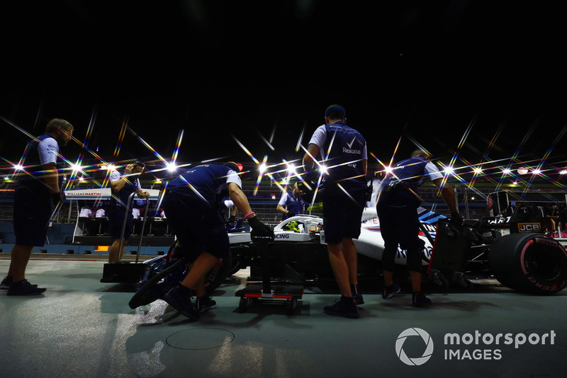 Ingenieros en el pit lane con Sergey Sirotkin, Williams FW41