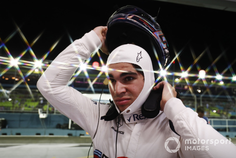 Lance Stroll, Williams Racing met son casque dans le garage