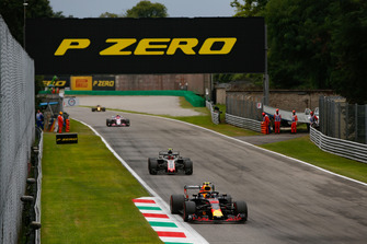 Max Verstappen, Red Bull Racing RB14, Kevin Magnussen, Haas F1 Team VF-18