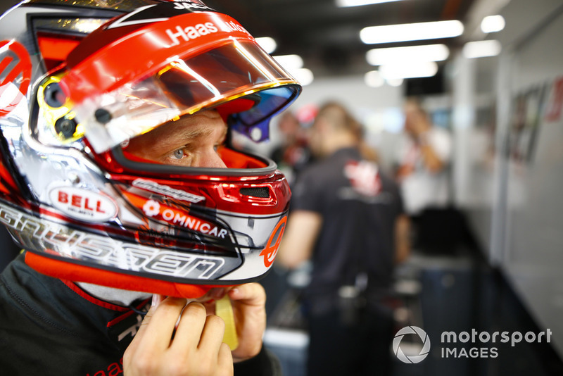Kevin Magnussen, Haas F1 Team, adjusts his helmet