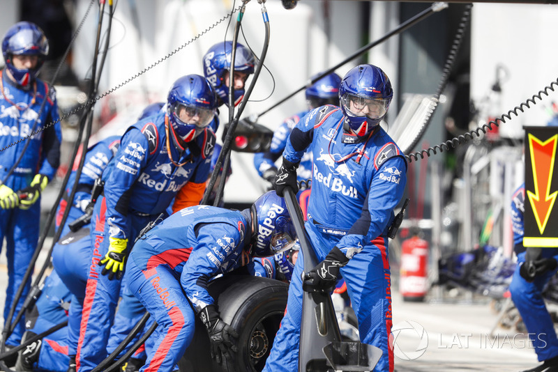 Pierre Gasly, Toro Rosso STR13 Honda, pits