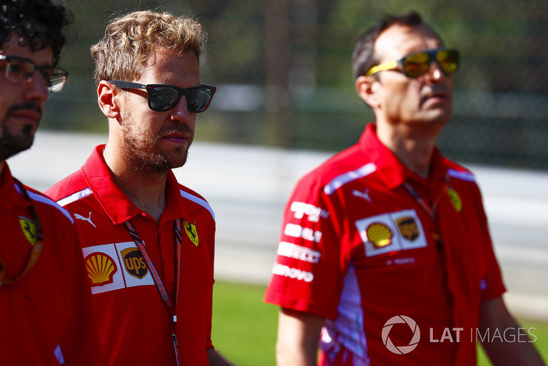 Sebastian Vettel, Ferrari, cammina lungo il circuito con i colleghi