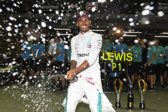 Lewis Hamilton, Mercedes AMG F1 fête sa victoire avec du champagne et son équipe