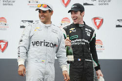 Подиум: победитель гонки - Хуан-Пабло Монтойя, Team Penske Chevrolet, второе место - Симон Пажено, T