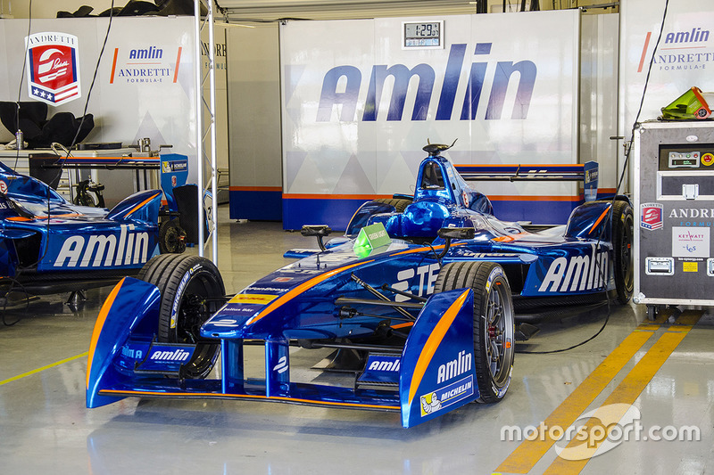 L'auto di Simona de Silvestro, Amlin Andretti Formula E nel box