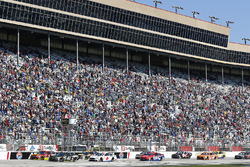 Start: Kurt Busch, Stewart-Haas Racing Chevrolet leads
