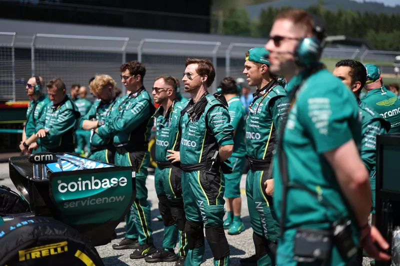 Miembros del equipo Aston Martin en la parrilla de salida 