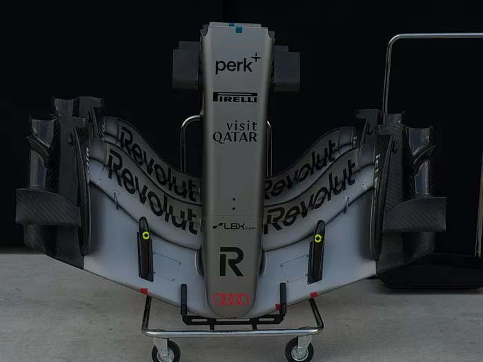 تفاصيل سيارة Audi R26