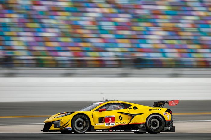 #3 Corvette Racing by Pratt Miller Motorsports Corvette Z06 GT3.R: Antonio Garcia, Alexander Sims, Marvin Kirchhöfer