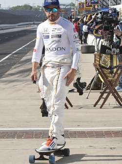 Fernando Alonso, Andretti Autosport, Honda, auf einem elektrischen Skateboard