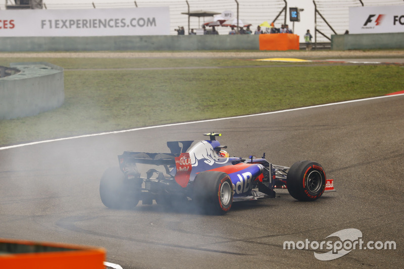 Carlos Sainz Jr., Scuderia Toro Rosso STR12, spins at the start