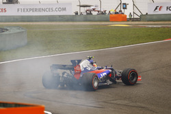 Carlos Sainz Jr., Scuderia Toro Rosso STR12, spins at the start