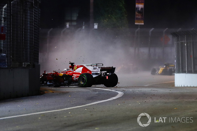 Provavelmente devido aos danos, Vettel rodou após a curva 3 e bateu de frente no muro.