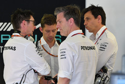 Andy Shovlin, ingénieur Mercedes AMG F1 W08, James Allison, directeur technique Mercedes AMG F1 W08 et Toto Wolff, directeur exécutif Mercedes AMG F1 W08
