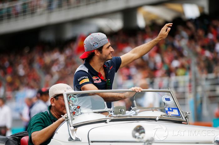 Carlos Sainz Jr., Scuderia Toro Rosso, en el desfile