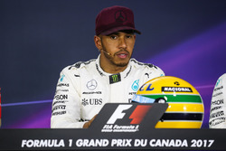 Le poleman Lewis Hamilton, Mercedes AMG F1 lors de la conférence de presse