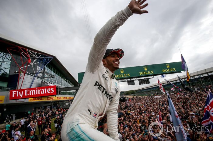 Ganador de la carrera Lewis Hamilton, Mercedes AMG F1 celebra con los fans