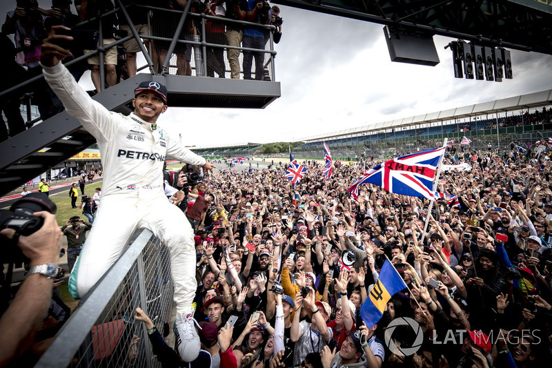 El ganador Lewis Hamilton, Mercedes AMG F1 con los fans