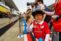 Joven aficionado de Ferrari